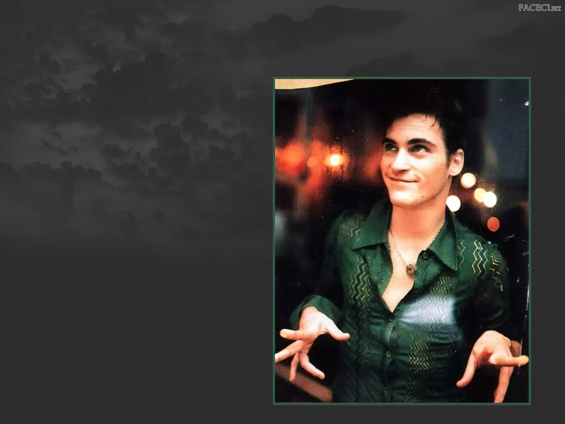 Joaquin Phoenix, zielona koszula